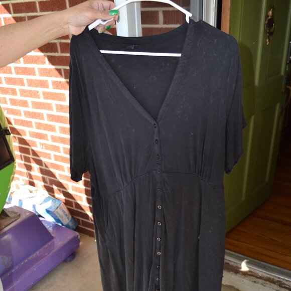 TORRID sz 3 BLACK BUTTON-FRONT V-NECK STRETCH MIDI DRESS - Picture 1 of 4